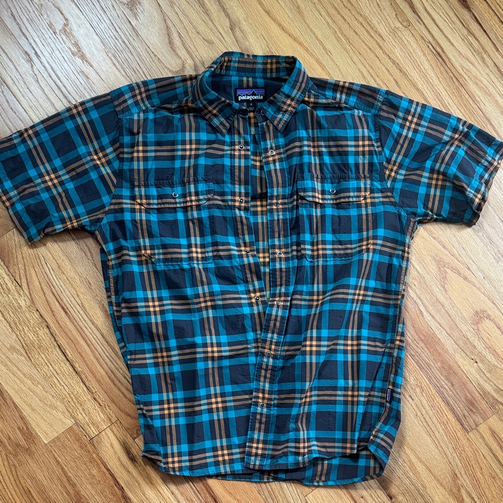 Patagonia Men's Casual Blue and Brown Plaid Shirt short sleeve. 

Size M
Snaps!
